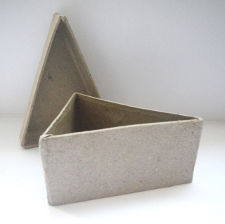 Cutie triunghiulara din papier-mache, 7*5,5*3,5cm