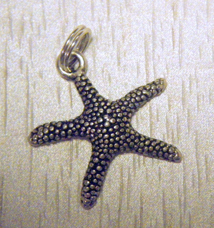 Charm in forma de stea de mare, argintiu antichizat
