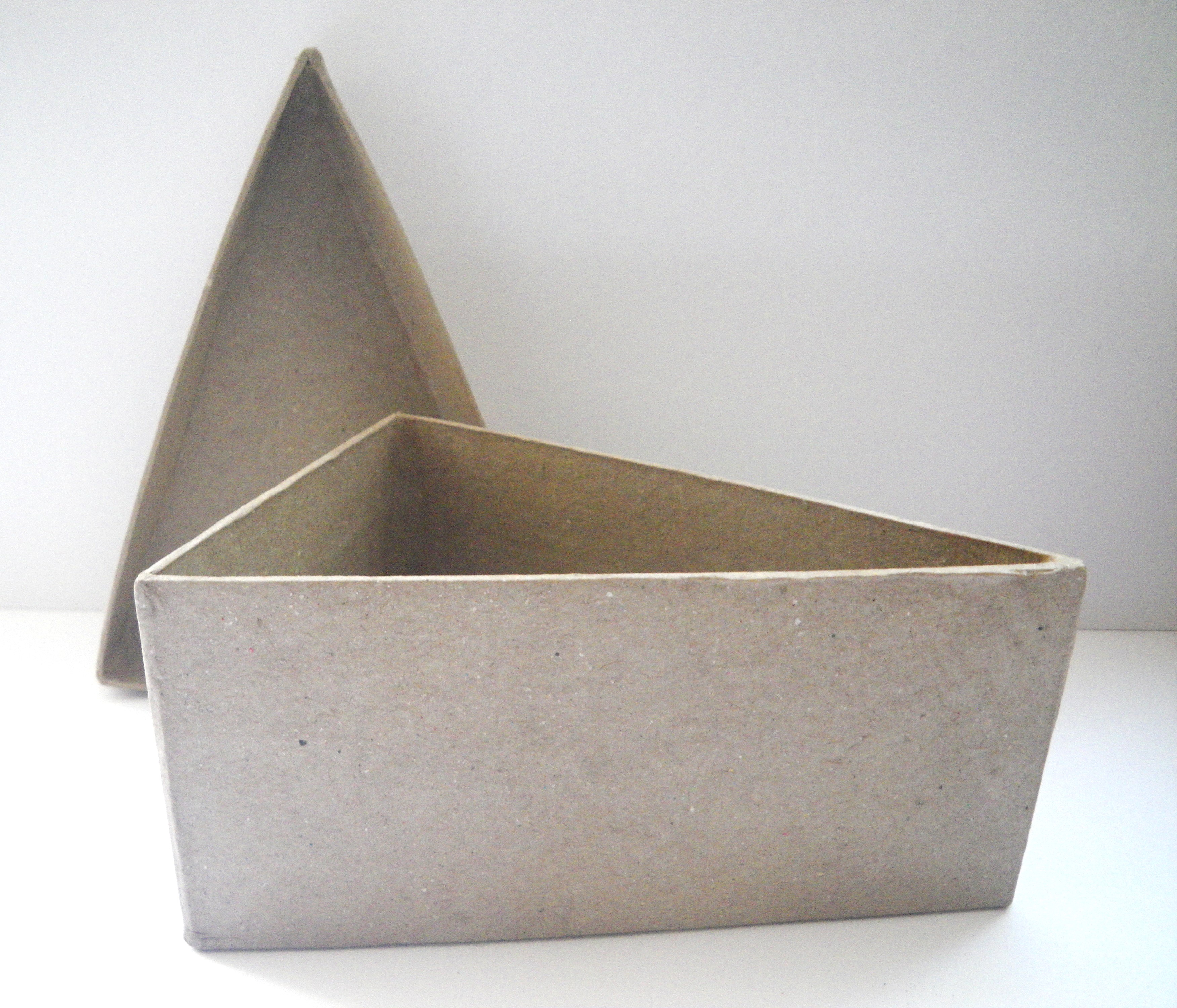 Cutie triunghiulara din papier-mache, 12,5*9,5*6cm