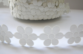 Panglica cu flori albe, 15mm